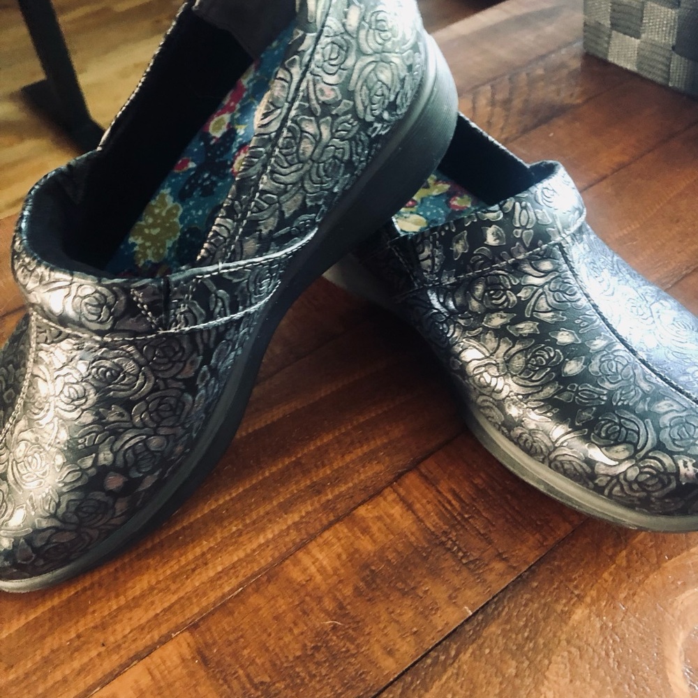 SoftWalk Silver Floral Mules